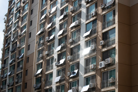 서울시내 한 아파트단지 내 각 세대 베란다에 태양광 패널이 설치돼 있다. News1