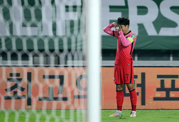 7일 오후 경기도 안산시 단원구 안산와스타디움에서 열린 2022 국제축구연맹(FIFA) 카타르 월드컵 아시아지역 최종예선 A조 대한민국과 시리아의 경기 후반 대한민국 손흥민이 역전골을 넣고 세리머니를 하고 있다. 2021.10.7/뉴스1 © News1