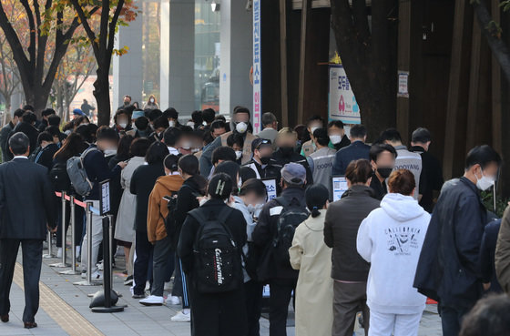 3일 오전 서울 송파보건소에 마련된 신종 코로나바이러스 감염증(코로나19) 선별진료소를 찾은 시민들이 검사를 받기 위해 대기하고 있다. 2021.11.3/뉴스1 © News1