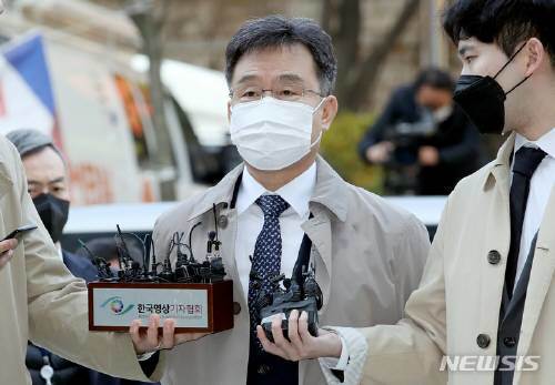 ‘대장동 의혹’의 핵심 인물 중의 한명인 화천대유자산관리(화천대유) 대주주 김만배 씨가 3일 오전 서울 서초구 서울중앙지방법원에서 열린 구속 전 피의자 심문(영장실질심사)에 출석하며 취재진 질문에 답변하고 있다. (뉴시스)