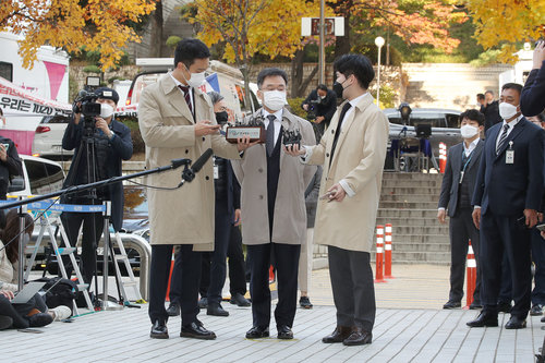 ‘대장동 의혹’의 핵심 인물 중의 한명인 화천대유자산관리(화천대유) 대주주 김만배 씨가 3일 오전 서울 서초구 서울중앙지방법원에서 열린 구속 전 피의자 심문(영장실질심사)에 출석하며 취재진 질문에 답변하고 있다. (뉴시스)