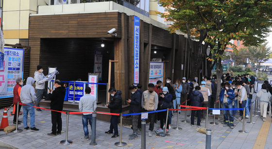 3일 오전 서울 송파보건소에 마련된 신종 코로나바이러스 감염증(코로나19) 선별진료소를 찾은 시민들이 검사를 받기 위해 대기하고 있다. 뉴스1