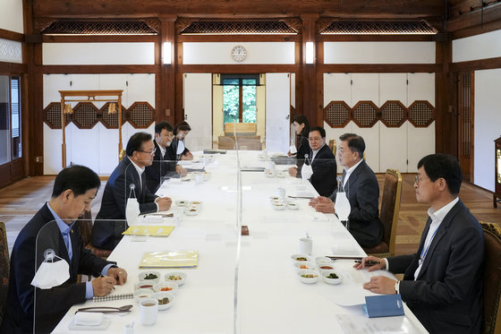 문재인 대통령이 17일 청와대 상춘재에서 김부겸 국무총리와 주례회동을 하고 있다.(청와대 제공) 2021.5.17/뉴스1