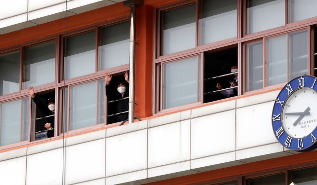 마스크를 쓰고 등교한 고등학생들이 창가에서 인사를 건네고 있다. 최혁중 기자 sajinman@donga.com