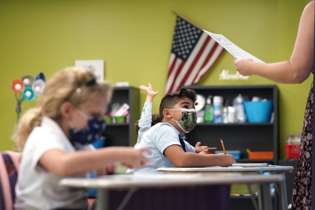 미국 마이애미의 한 학교에서 마스크를 쓴 학생이 수업을 듣고 있다. AP뉴시스