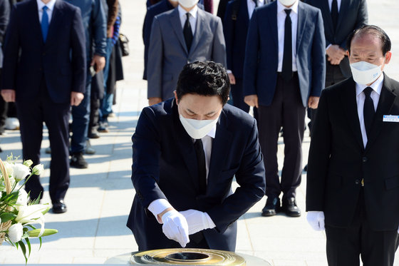 원희룡 국민의힘 경선 대선후보가 3일 오후 광주 북구 운정동 국립5·18민주묘지를 찾아 오월영령에 참배하고 있다. 2021.11.3/뉴스1 © News1