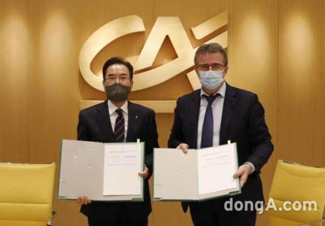 이성희(왼쪽) 농협중앙회장이 2일(현지시간) 프랑스 파리 CA그룹 본사에서 필립 브라삭 CA그룹 회장과 상호협력을 위한 양해각서를 체결한 뒤 기념촬영 하고 있다. 농협 제공