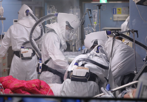 단계적 일상 회복(위드 코로나)을 본격적으로 시작한 1일 오후 경기도 평택시 박애병원 중환자실에서 의료진들이 코로나19 중증환자를 돌보고 있다.  2021.11.1/뉴스1 © News1