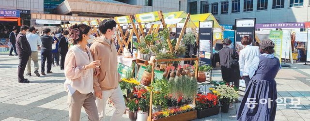 ‘위드 코로나’ 시대를 맞아 관광객 유치를 위한 다양한 정책이 추진되고 지역 축제가 다시 열리는 등 지역 경제가 활기를 되찾고 있다. 사진은 3일부터 6일까지 울산시청 광장에서 열리는 ‘사회혁신한마당’에 시민들이 부스를 둘러보는 모습. 정재락 기자 raks@donga.com