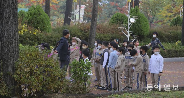 발 맞춰 걷는 시간 서울 광진구 경복초 3학년 학생들이 1일 어린이대공원에서 산책을 하고 있다. 1, 2주에 한 번씩 어린이대공원을 걸으며 코로나19로 위축된 몸과 마음을 단련시킨다. 원대연 기자 yeon72@donga.com
