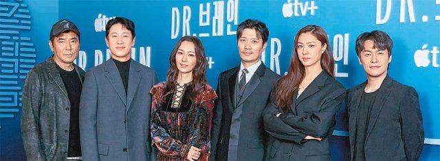 3일 애플TV플러스의 첫 한국어 오리지널 드라마 ‘Dr. 브레인’ 온라인 콘퍼런스에서 김지운 감독과 배우 이선균 이유영 박희순 서지혜 이재원(왼쪽부터)이 기념촬영을 하고 있다. 애플TV플러스 제공