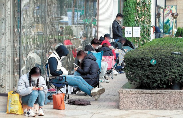 2일 오전 서울 중구 롯데백화점 본점 앞에 늘어선 ‘오픈런’ 행렬. 명품 브랜드 샤넬이 3일 가격 인상을 단행하기로 하면서 인상 전날인 2일 제품을 사려는 인파가 몰렸다. 뉴스1