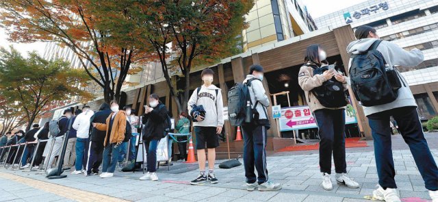 코로나 검사 기다리는 학생들 3일 서울 송파구보건소가 운영 중인 코로나19 선별진료소 앞에 가방을 멘 학생들이 검사를
 받기 위해 줄지어 서 있다. 이날 0시 기준 신규 확진자는 2667명으로 전날에 비해 1000명 넘게 증가했다. 특히 4명 중 
1명은 19세 이하라 대학수학능력시험(18일)을 앞두고 불안감이 커지고 있다. 단계적 일상 회복(위드 코로나)의 영향이 본격 
나타나면 전체 확진자가 더 늘어날 것으로 우려된다. 뉴시스