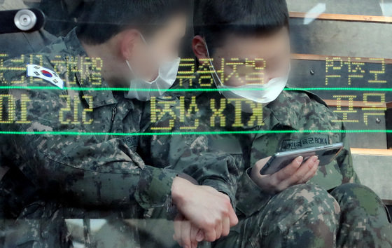 서울역 대합실에서 휴대전화를 보고 있는 군 장병. 2020.11.23/뉴스1 © News1