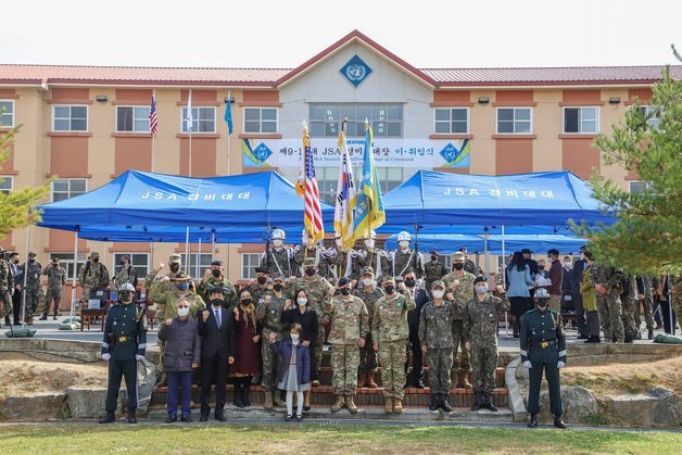 지난달 29일 제9·10대 JSA경비대대장 이·취임식이 열렸다. (전인범 페이스북) © 뉴스1