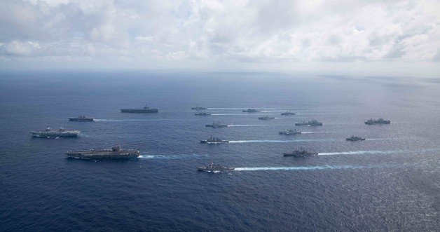 미국 해군 항공모함 ‘로널드 레이건’ ‘칼 빈슨’과 영국 해군 항모 ‘퀸 엘리자베스’, 일본 해상자위대 헬기 항모 ‘이세’ 등 6개국 함선들이 지난 3일 필리핀해에서 연합 훈련을 하고 있다. (미군 인도·태평양사령부) © 뉴스1