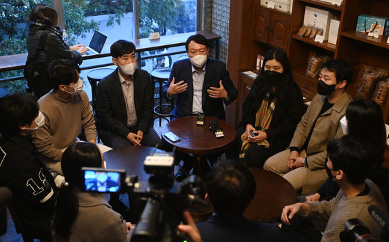 윤석열 국민의힘 대선 경선 후보가 3일 서울 마포구 경의선숲길에 위치한 한 카페에서 대학생·취준생·청년창업자들과 티타임을 하고 있다. 2021.11.3/뉴스1 © News1