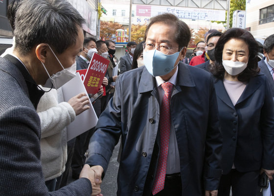 홍준표 국민의힘 대선 경선 후보가 4일 수원시 장안구 경기도당위원회를 방문해 지지자들과 인사하고 있다. 오른쪽은 박순자 경기도 선거대책위원장. 2021.11.4/뉴스1 © News1