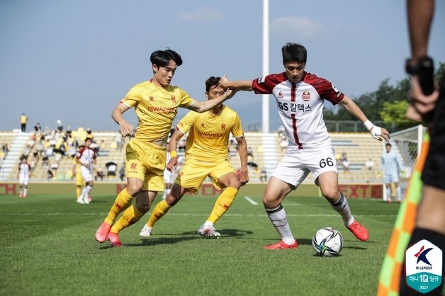 FC서울의 미드필더 차오연(오른쪽). 한국프로축구연맹 제공