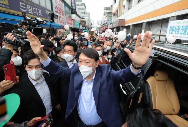 윤석열 국민의힘 대선 경선 후보가 4일 오전 의정부 제일시장을 방문해 상인들과 시민들에게 인사를 하고 있다. 2021.11.4/뉴스1