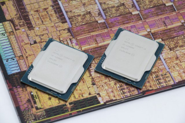 LGA 1700 소켓으로 변경된 12세대 인텔 코어 프로세서. 출처=IT동아