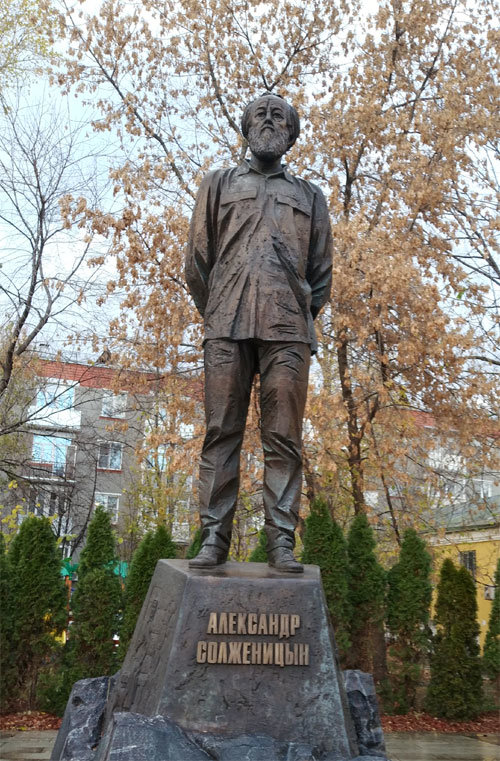 모스크바 알렉산드르 솔제니친 거리에 세워진 동상. 2018년 작가의 탄생 100주년을 기념하기 위해 제막됐다. 석영중 교수 제공