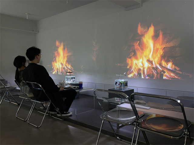 부산 동래구에 자리한 카페 퍼사운즈에서 대형 스크린의 모닥불 영상을 보며 ‘불멍’ 하는 손님들. 퍼사운즈 제공