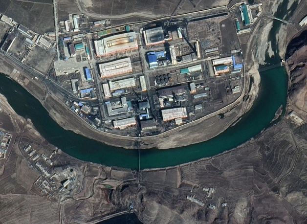 북한 황해북도 평산의 우라늄 정련 시설 일대를 촬영한 위성사진 (구글 어스 캡처) © 뉴스1