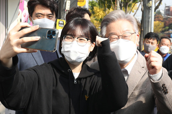 이재명 더불어민주당 대선 후보가 5일 오전 대구 북구 경북대학교 북문 인근에 도착해 학생들의 요청에 기념사진을 찍고 있다. 2021.11.5/뉴스1 © News1