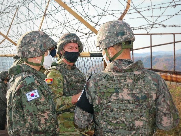 주한유엔군사령부는 5일 “릭 버 호주 육군참모총장(가운데)이 이번 주 비무장지대(DMZ) 내 화살머리고지를 방문했다”고 밝혔다. (유엔사 트위터) © 뉴스1