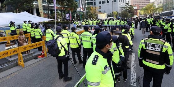 3일 오후 서울 종로구 옛 일본대사관 앞에서 경찰들이 서로다른 단체들의 집회 신고에 대비해 근무를 서고 있다. 2021.11.3/뉴스1 © News1