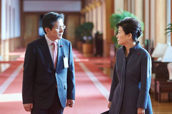 12016뇬 6월 15일 당시 박근혜 대통령이 청와대 복도에서 황교안 국무총리와 대화하고 있는 모습. (청와대 제공) © News1