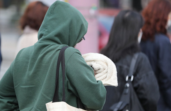 서울 광화문사거리에서 두툼한 옷차림의 한 시민이 발걸음을 재촉하고 있다. © News1