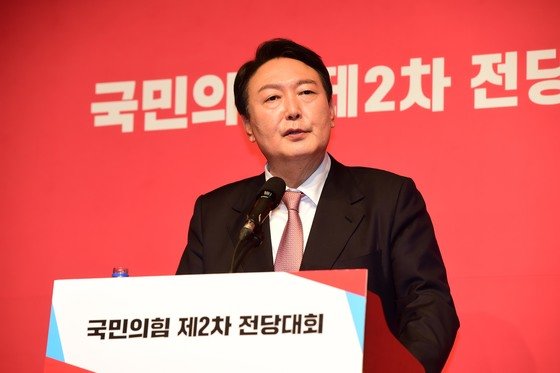 국민의힘 20대 대통령 후보로 당선된 윤석열 전 검찰총장이 5일 오후 서울 용산구 백범김구기념관에서 기자회견을 하고 있다. 2021.11.5/뉴스1 © News1