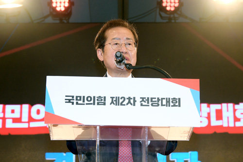 홍준표 의원이 5일 오후 서울 용산구 백범김구기념관에서 열린 제2차 전당대회에서 개표결과 발표 후 경선후보자 인사말씀에서 결과 승복 의사를 전하고 있다. 사진공동취재단