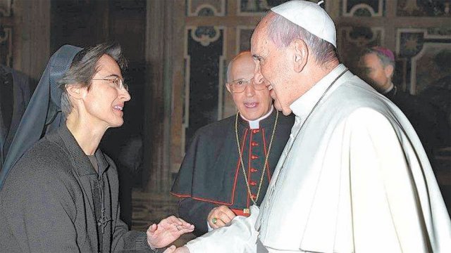 바티칸 행정부 사무총장에 임명된 라파엘라 페트리니 수녀(왼쪽)가 프란치스코 교황을 만나고 있다. 사진 출처 바티칸뉴스