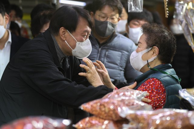 윤석열 국민의힘 대선후보가 6일 오전 서울 송파구 가락농수산물종합도매시장 건어물 상점을 찾아 상인들과 대화를 나누고 있다. 2021.11.6. 뉴스1