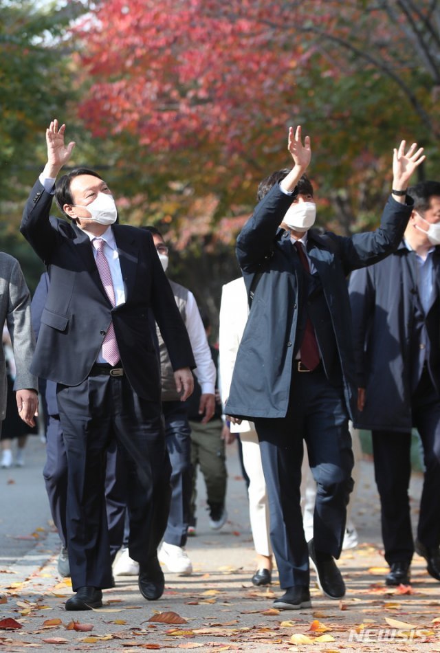 국민의힘 이준석 대표와 윤석열 대선 후보가 6일 오후 오찬을 위해 서울 마포구 염리동 한 식당으로 이동하며 시민들에게 손을 들어 인사하고 있다. 뉴시스