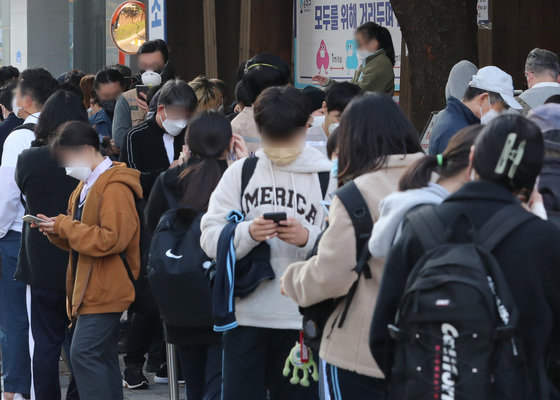 3일 오전 서울 송파보건소에 마련된 신종 코로나바이러스 감염증(코로나19) 선별진료소를 찾은 시민들이 검사를 받기 위해 대기하고 있다. 질병관리청 중앙방역대책본부는 이날 0시 기준 코로나19 신규 확진자가 2667명이 발생했다고 밝혔다. 이는 지난해 2월 코로나19가 발생한 후 역대 4번째 규모다. 2021.11.3/뉴스1 © News1