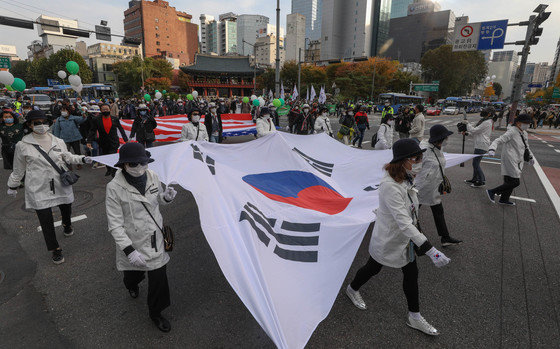 위드 코로나 시행 후 첫 주말인 6일 오후 보수단체 회원들이 서울 광화문 일대에서 집회를 마치고 행진하고 있다. 2021.11.6/뉴스1 © News1