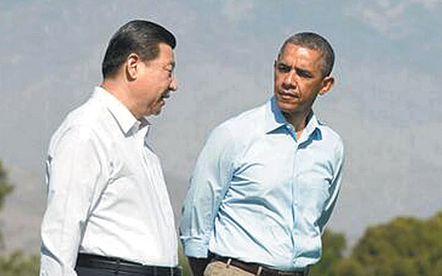 2013년 6월 미국 서부 캘리포니아주의 유명 휴양지인 랜초미라지 목장에서 시진핑 중국 국가주석(왼쪽)과 버락 오바마 당시 미국 대통령이 양복 상의와 넥타이 없이 와이셔츠만 입은 채 산책하고 있다. 시 주석은 당시 방문을 포함해 지금까지 총 4차례 미국을 찾았다. 시진 출처 트위터