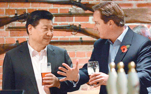 2015년 10월 영국 런던 인근 버킹엄셔의 한 술집에서 시진핑 중국 국가주석(왼쪽)과 데이비드 캐머런 당시 영국 총리가 맥주를 
마시고 있다. 이날 두 정상은 넥타이를 매지 않은 정장 차림으로 영국 대표 요리 ‘피시앤드칩스’와 맥주를 먹으며 편안한 분위기를 
연출했다. 사진 출처 페이스북