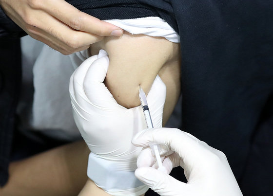 서울의 한 코로나19 백신 예방접종센터를 찾은 시민이 백신 접종을 받고 있다. 뉴스1
