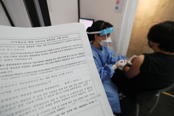 서울 한 병원에서 한 청소년이 코로나19 백신접종을 받고 있다. 2021.11.1/뉴스1