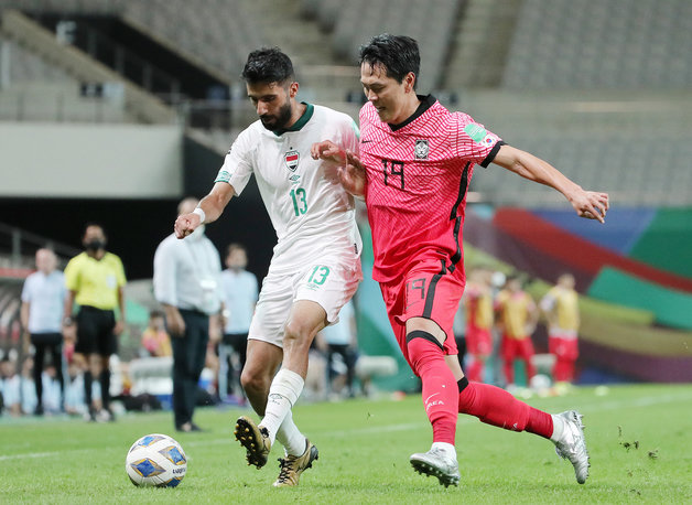 2일 오후 서울 마포구 상암동 서울월드컵경기장에 열린 2022 국제축구연맹(FIFA) 카타르 월드컵 아시아지역 최종예선 A조 대한민국과 이라크의 경기, 대한민국 김영권이 후반 이라크 선수의 돌파를 막아내고 있다. 2021.9.2/뉴스1 © News1