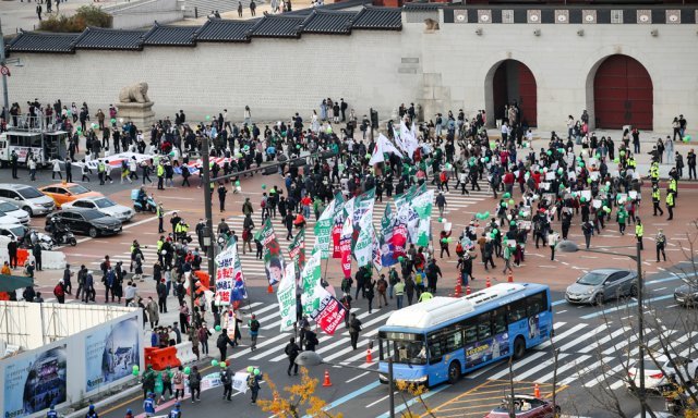 6일 오후 서울 종로구 광화문광장 인근에서 우리공화당 등 보수단체 집회 참가자들이 행진을 하고 있다. 서울=뉴시스
