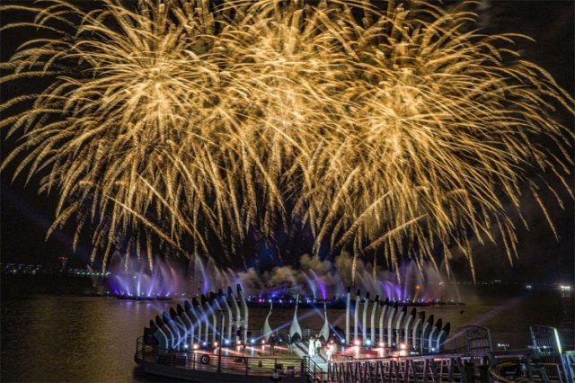 6일 전남 목포시 상동 평화광장 앞 바다에서 펼쳐진 목포 해상W쇼. 뮤지컬과 춤추는 바다분수. 화려한 불꽃쇼가 한데 어우러진 멋진 공연이었다. 목포시 제공