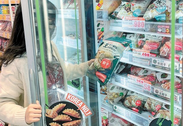 일본 도쿄의 한 대형마트에서 소비자가 비비고 왕만두를 살펴보고 있다. CJ제일제당 제공