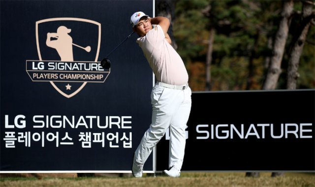 2021 KPGA 코리안투어에서 제네시스 대상과 상금왕, 최저타수상(덕춘상)을 모두 휩쓴 김주형이 7일 KPGA 코리안투어 마지막 대회 LG 시그니처 플레이어스 챔피언십 최종 라운드에서 티샷을 하고 있다. 19세인 김주형은 10대 선수로는 사상 최초로 3관왕에 올랐다. KPGA 제공