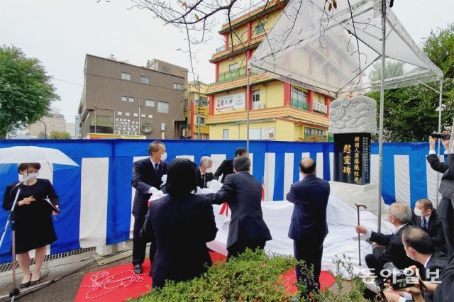 6일 일본 나가사키시 평화공원에서 열린 나가사키 원폭 한국인 희생자 위령비 제막식에서 참석자들이 흰 천을 걷어내며 위령비를 공개하고 있다. 나가사키=김범석 특파원 bsism@donga.com